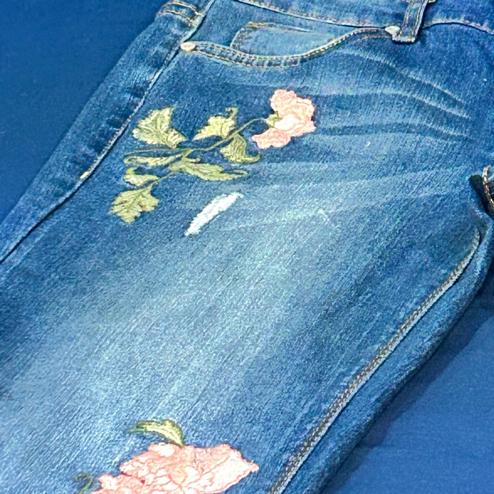 Code Bleu Gracie Bestie Jeans w/Flowers, size 6 - Picture 6 of 10